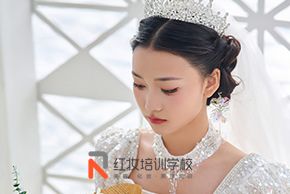 海口紅妝化妝培訓學(xué)校素人解鎖唯美新(xīn)娘妝容