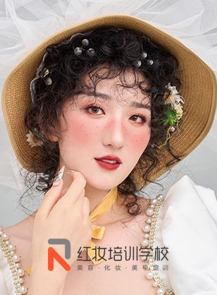 學(xué)化妝難嗎？海口紅妝學(xué)校化妝技(jì )能(néng)班考核作(zuò)品·小(xiǎo)複古雀斑妝